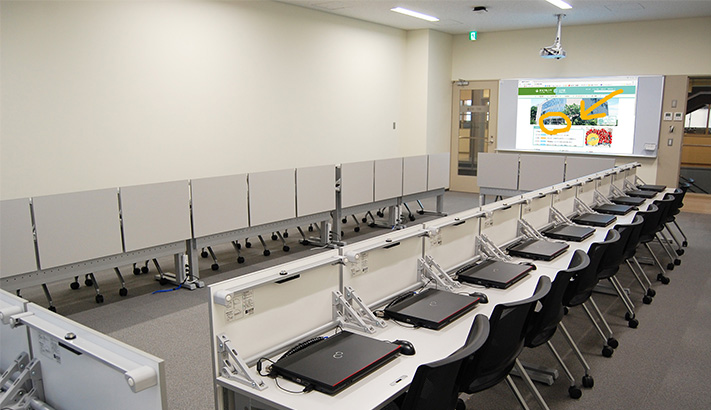 4Fゼミ室：教室正面にインタラクティブプロジェクターを設置