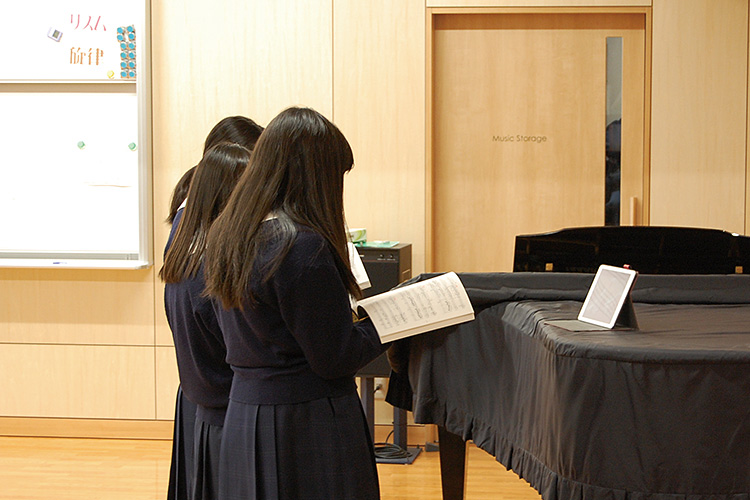 「Music Lab」（音楽室）合唱のパート練習にはタブレットの録音機能を活用