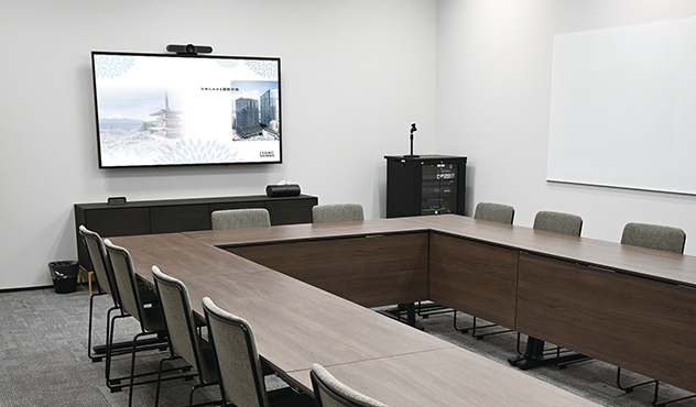 「Breakout Room」原告/被告の控室として使用、ディスプレイに資料提示やWeb会議が行える