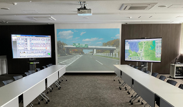 2F 会議室　150インチスクリーンと可搬型のディスプレイで視認性の高い情報共有