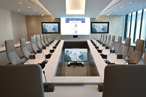 役員会議室では、BOSCH会議システム「DCN-Dディスカッション」とカメラの連動による⾃動追尾で、話者の表情を配信先でも確認しやすい