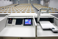 タッチパネルの画面のほか機器卓の構成も統一され、先生方はどの教室でも同じ操作環境で授業ができる。