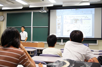 吉田キャンパスの教室を中心に3つのキャンパスを結んだ授業が行われる