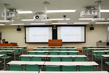 教室前方のスクリーンにはパソコンの映像やタブレットで書かれた文字などが映し出される
