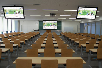 大教室は195人収容で、120インチのスクリーンの他に、後方座席の学生のために52インチの液晶ディスプレイも備える。