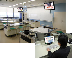 教室後方のスクリーンには他キャンパスの映像が映し出される