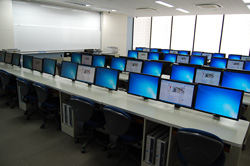 48人収容の情報教室（合計4教室）。キーボードは引き出し式になっており、広いライティングスペースが確保されている。