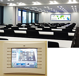 (上)連結大会議室 (下)部屋の分割に応じた映像の切替えが可能なタッチパネル