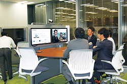 テレビ会議システムやディスプレイ、テーブルなどが一体となり、少人数で集中して会議ができる「Nomad」
