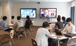 「学生ラウンジ」では、テレビ会議による他キャンパスとの双方向コミュニケーションが可能