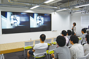 3階「コラボレーティブデザインルーム」の100インチスクリーン2面に中継された3D映像 通常は見ることができない機械内部の様子を多人数で共有できる
