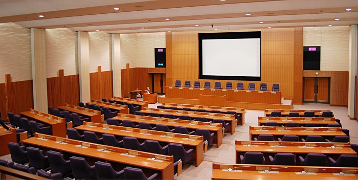 北国際会議室　会議室正面230インチ張込スクリーン/議長席、参加者席合わせて80台のBOSCH会議システム「フラッシュマウント」を設置