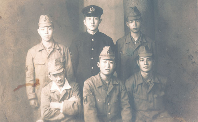鴻池海軍航空基地第22戦隊当時（前列中央が大竹、当時14歳）