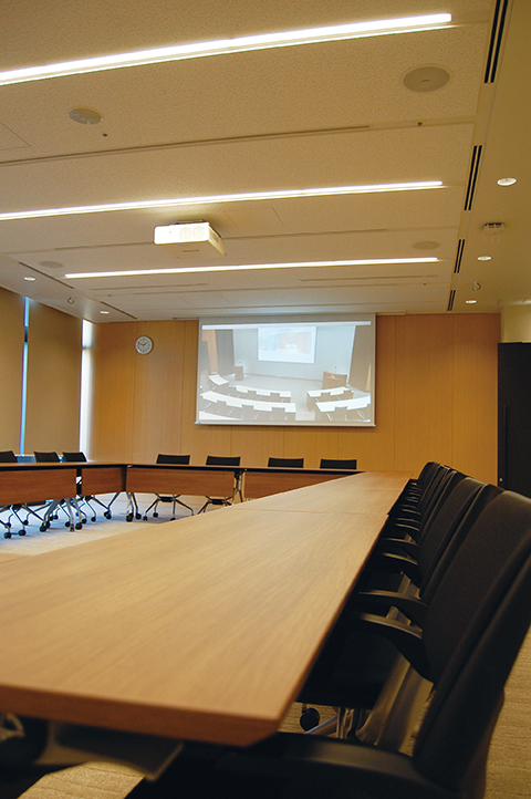 「402」会議や研修に最適な中会議室