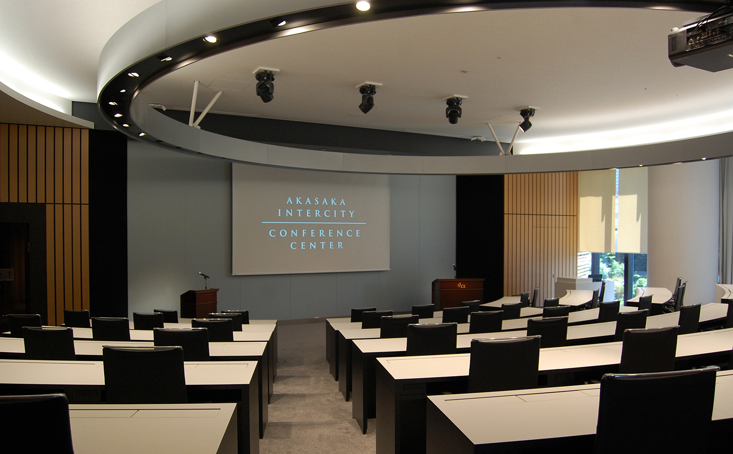 「the Amphitheater」 65席を備えた扇形の会議室。昇降式180インチスクリーン、2面投影が可能なガラススクリーンを設置。ガラススクリーンでは「マルチウィンドウパス」による複数映像表示が可能