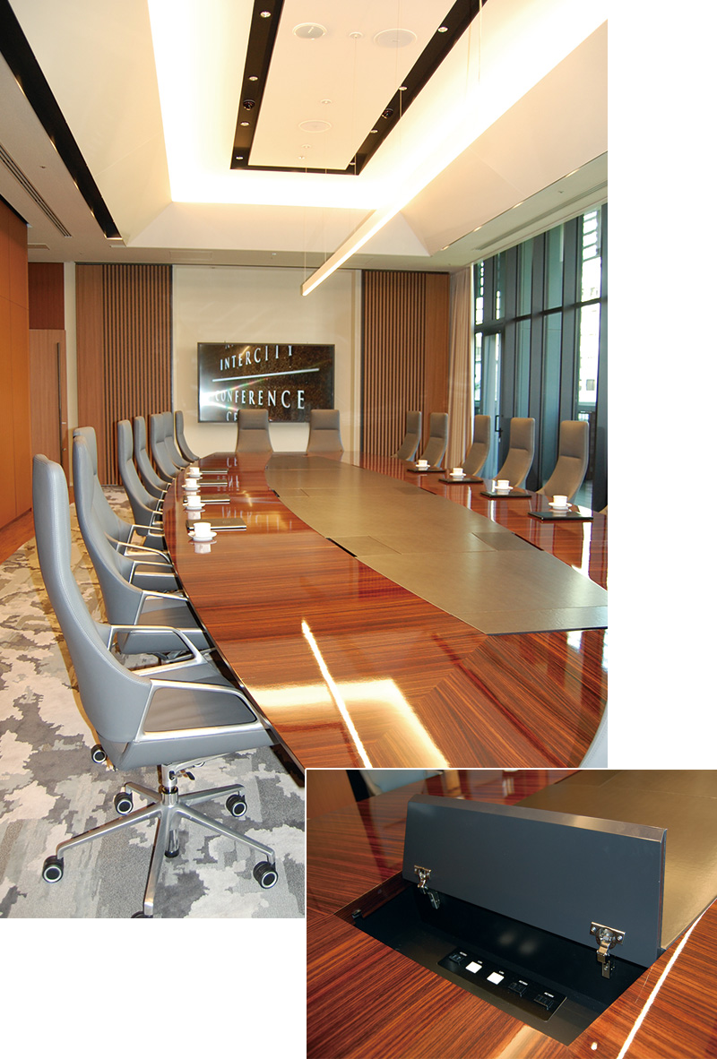 「Boardroom」98インチ4Kディスプレイを備えたエグゼクティブのための会議室