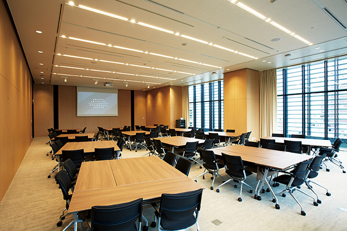 「401」 セミナーに最適な100名規模の会議室（正面：150インチスクリーン）