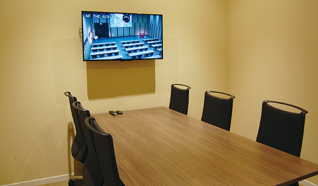 「the AIR」専用控室では、各会議室への映像配信とは異なるウェブカメラによる会場内のチェックが可能