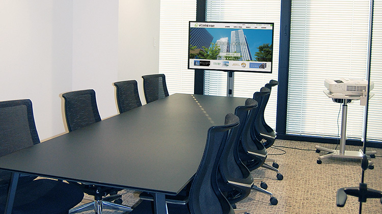 会議室の規模によってディスプレイ、またはスクリーンを設置。移動型のプロジェクターやインタラクティブ・プロジェクターの利用も可能