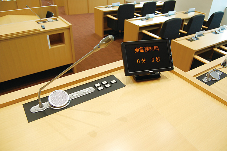 BOSCH会議システム「フラッシュマウント」を議長席、議員席、事務局席ともに各席1台ずつ設置。手元のボタンで投票が可能。