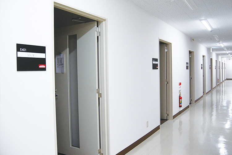 廊下を挟んで左右に設置された18部屋のSDL室　各部屋8名程度のグループで使用