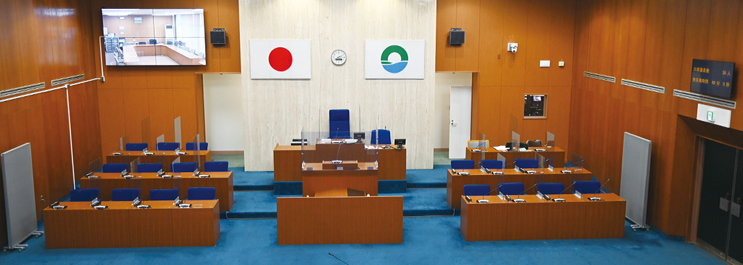 本会議場　正面には55インチ×4面のマルチディスプレイを設置。会議資料の提示を行える他、遠隔会議時には他拠点の参加者の映像を表示可能。