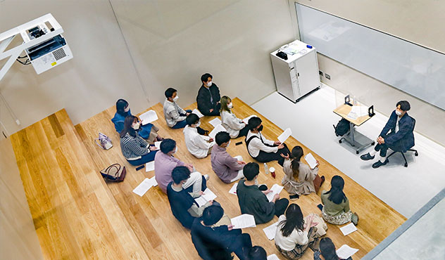 学生が発表する授業での活用が多い「カイダン教室」、机も椅子もなく活用のアイデアが広がる空間