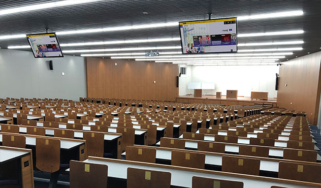 597名の収容が可能な「和泉ホール」では、講義やイベント、ハイブリッド授業など、さまざまなシーンに柔軟に対応ができる⾳響・映像システムを整備した。