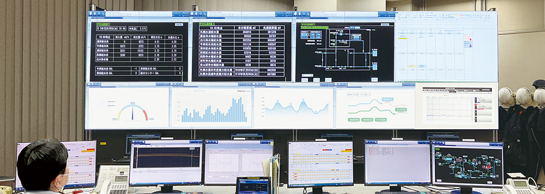 制御・監視管理室　55インチ×8面の監視用ディスプレイ　複数のコンテンツを自由なレイアウトで表示できる「マルチウィンドウパス」を活用