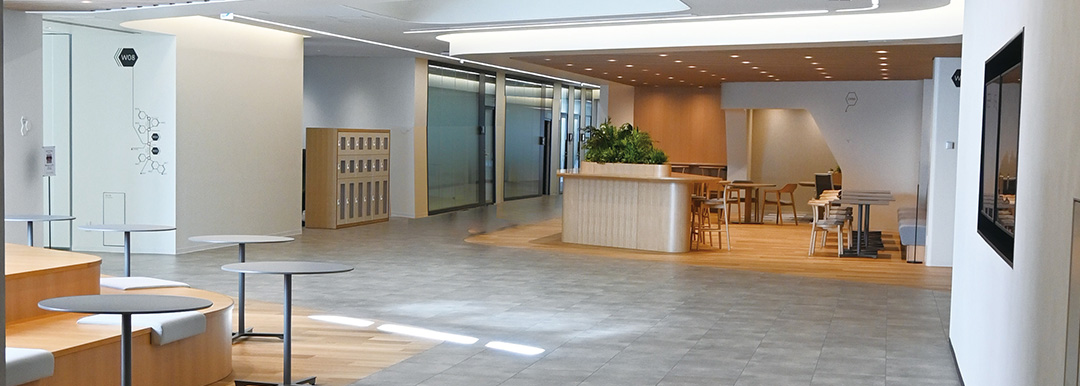 300mの廊下「スパイン」には⼤きなオープンワークスペースやさまざまな⼤きさの会議室、⾃由な使い⽅が出来るワークスポットなどが設置されている