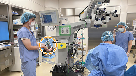 Medi-Wayタブレットのカメラで手術の状況や患者様の表情を確認しながら通訳を行う