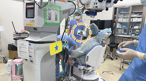 Medi-Wayタブレットのカメラで手術の状況や患者様の表情を確認しながら通訳を行う