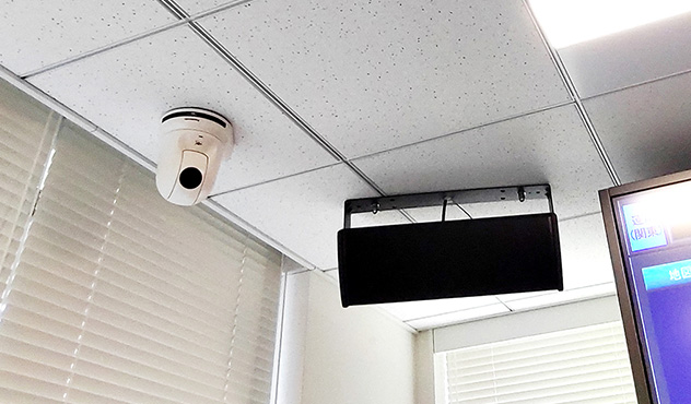 Web会議用ドームカメラや部屋全体に音声を届けるメインスピーカーを設置