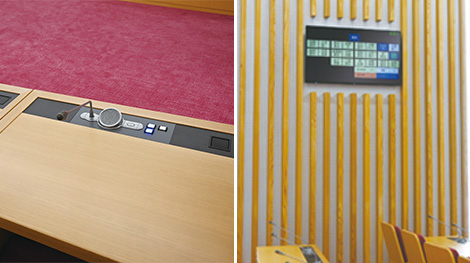 （左）議員席の手元には電子採決ボタンを設置<br>
									　  （右）残時間表示や採決状況を表示する壁面の49インチディスプレイ