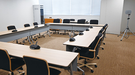 第2委員会室　ワイヤレスの会議マイクユニットとスタンド式のアクセスポイントのため、別の部屋に持ち運んだ利用が可能