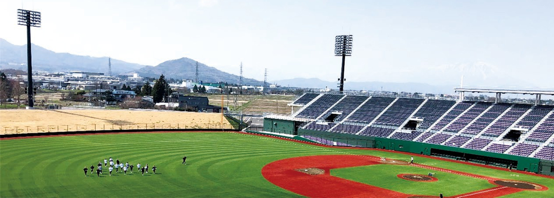 両翼100m/中堅122mのグラウンドはプロ野球公式戦にも対応できる施設として構築された。野球場の他に、多目的グラウンドやトレーニングルームを備えた屋内練習場、子供向け大型木製遊具があるキッズスタジアムなど充実した施設