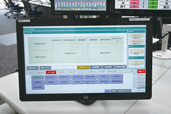 映像操作は、総合指令台に常設されたタッチパネルの他にタブレットでも行え、離れた場所にいても映像切替が可能