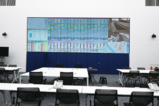 本部運営室には2015年に当社が旧消防司令センターに納入した70型15面マルチディスプレイを移設。新たなシステムと連携させて活用。