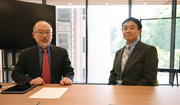 成蹊大学株式会社(左)法学部教授／ラーニングコモンズ⻑ 遠藤 誠治 ⽒と(右)⾼等教育開発・⽀援センター教育開発・⽀援課 担当課⻑ 友村 ⼤吾 ⽒