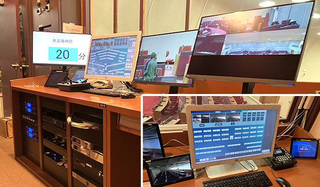 議場内操作卓「議会運営システムNeo」他の機器が並ぶ