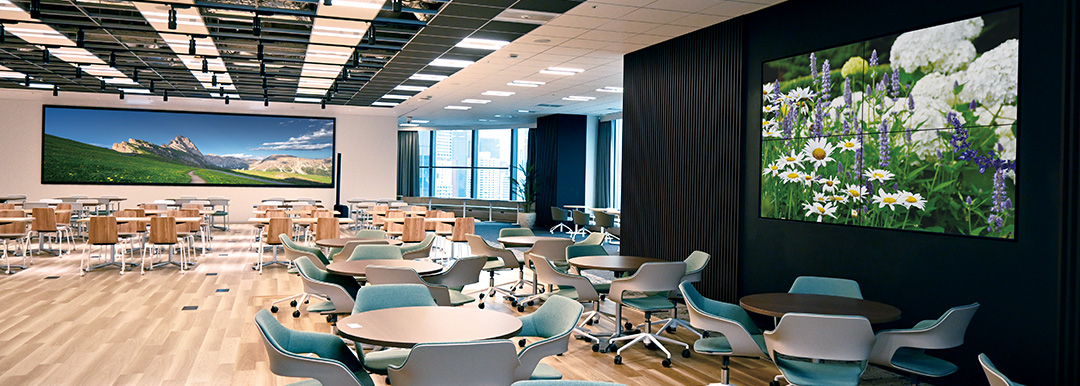 13F Lounge　（左）163型×横2面LEDビジョン、（右）60型×4面マルチディスプレイ