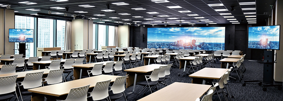 14F Conference room（最大４部屋に分割可能）163型×横2面LEDディスプレイ前をステージにした場合、大型映像をバックにインパクトのある会見を実現。合同・分割利用に応じた最適な音響・映像システムと操作環境を構築。