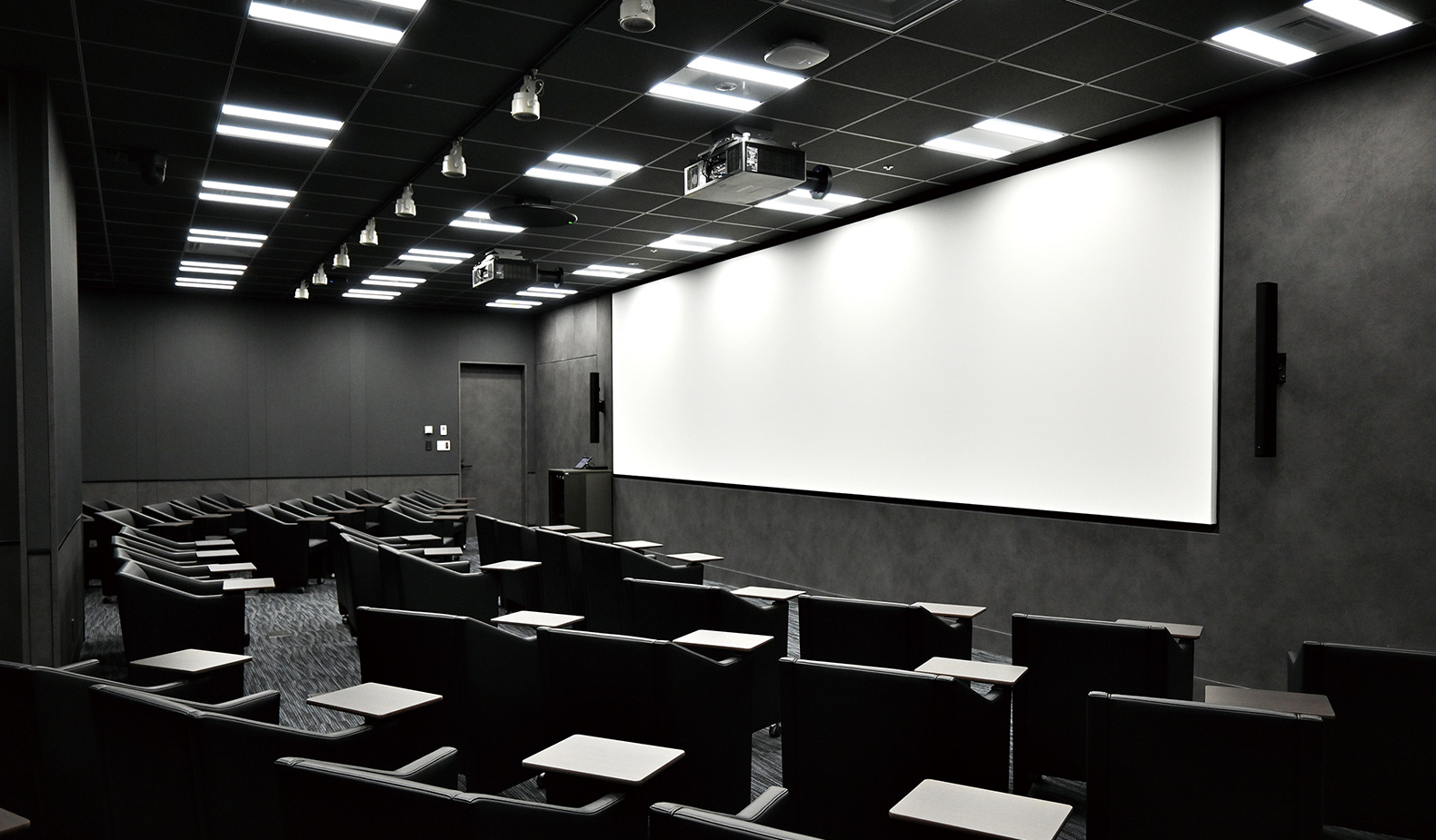 13F Theater　意匠にこだわりながらもプロジェクター2台から投影される映像がシームレスにつながるよう現場で細かな調整を実施