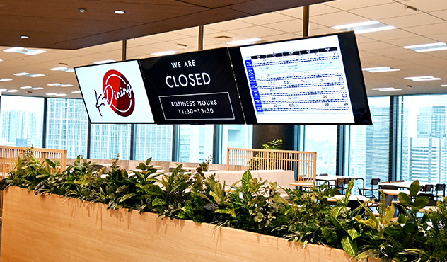 18F K-Dining　55型3面で情報を集中して表示