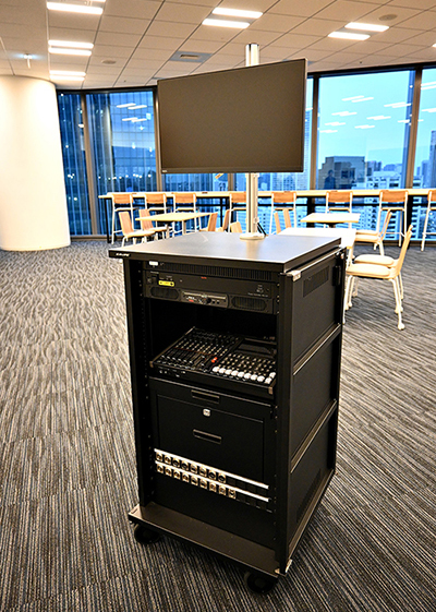 可搬型ワゴンで映像合成を含む配信が可能