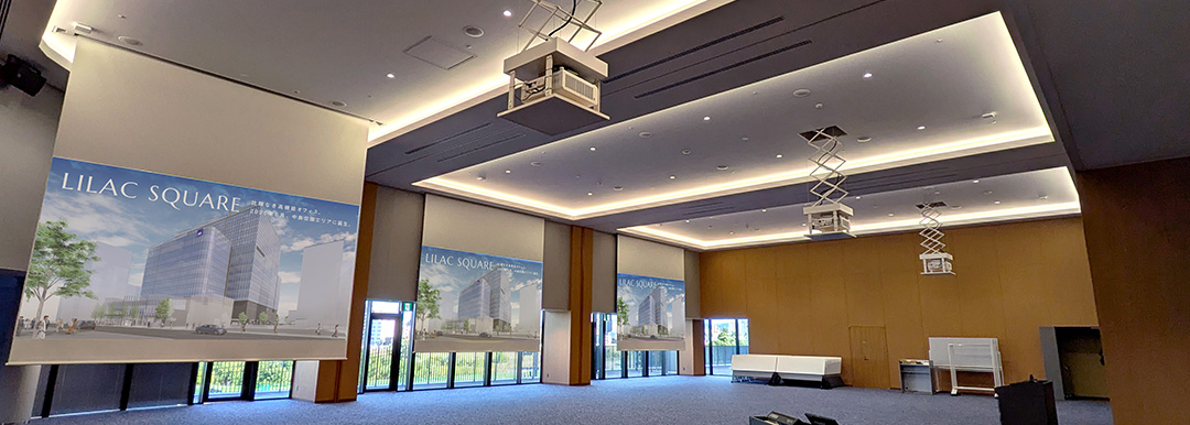 最大3分割の合同分割利用が可能な「SAPPORO LILAC SQUARE HALL」200インチスクリーンと昇降式プロジェクター