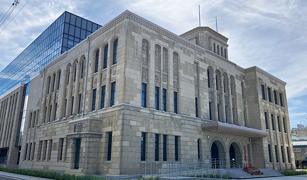 旧館の外観意匠と新庁舎が見事に調和した本庁舎
