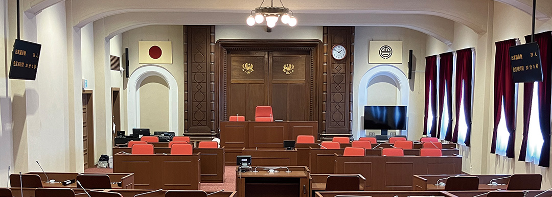 議場　旧館の意匠を邪魔しないようシステムを構築