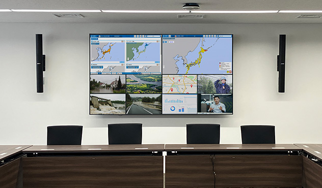 庁議室（災害対策本部室）55型×4面マルチディスプレイ
