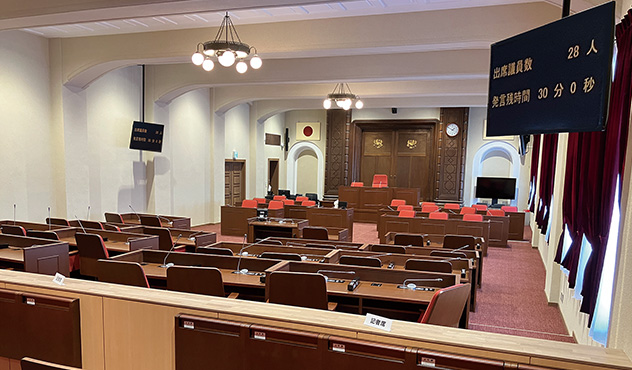 議場　傍聴席も含めて55型天吊りディスプレイ3台で情報共有を支援